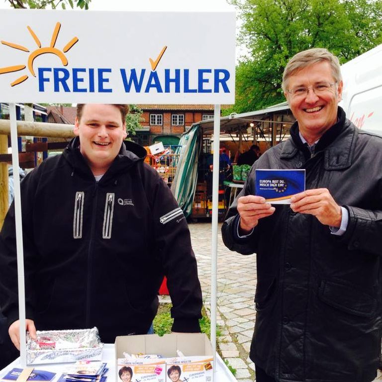 Gregor Voht und Thomas Misch aktiv am Wahlkampfstand in Lübeck-Schlutup